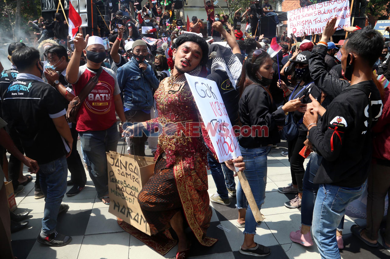 Pekerja Seni dan Hiburan...