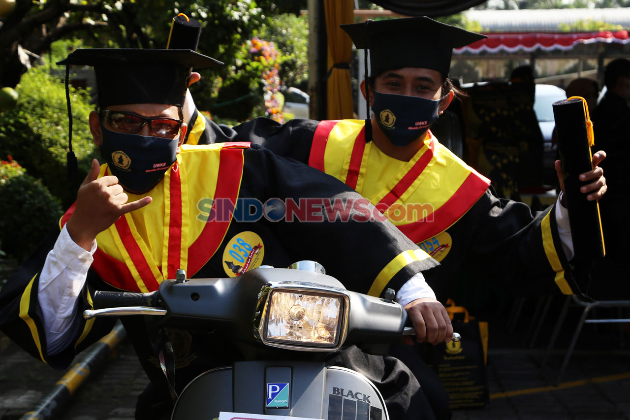 Ratusan Mahasiswa UWKS...