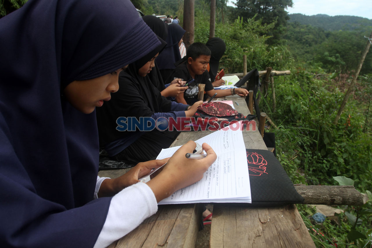 Siswa di Solok Harus...