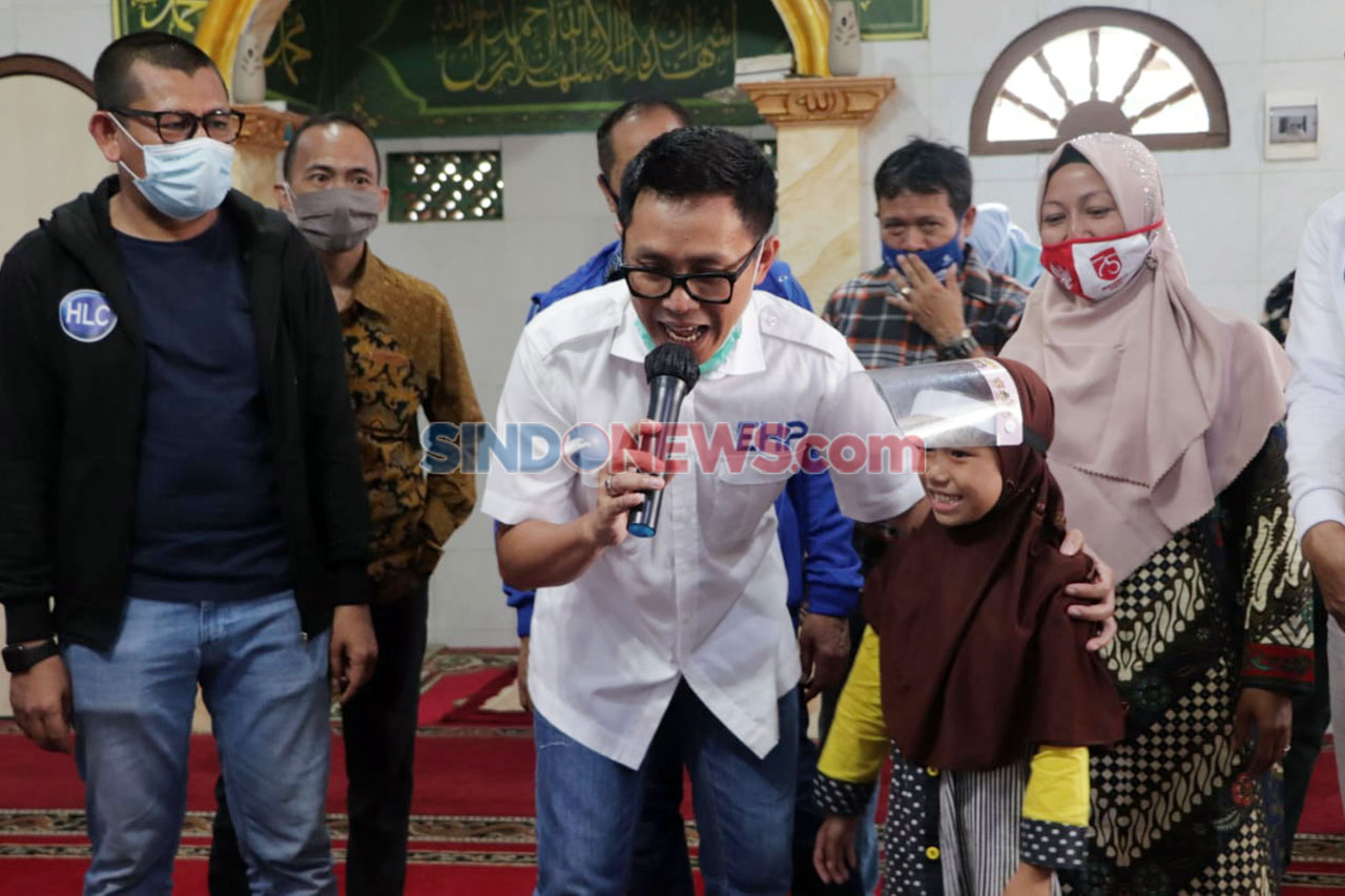 Eko Patrio Berikan Paket...