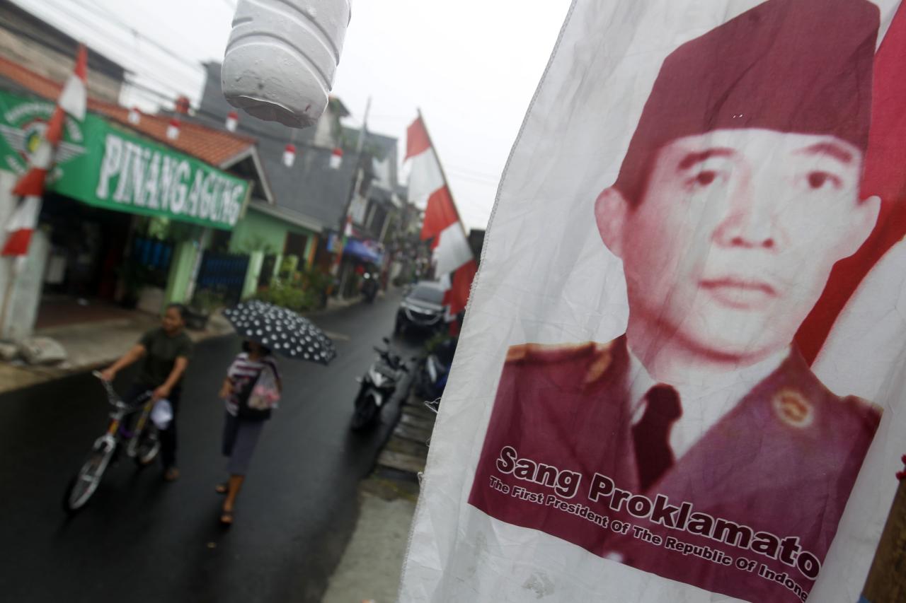 Dihelat Sederhana, Warga...