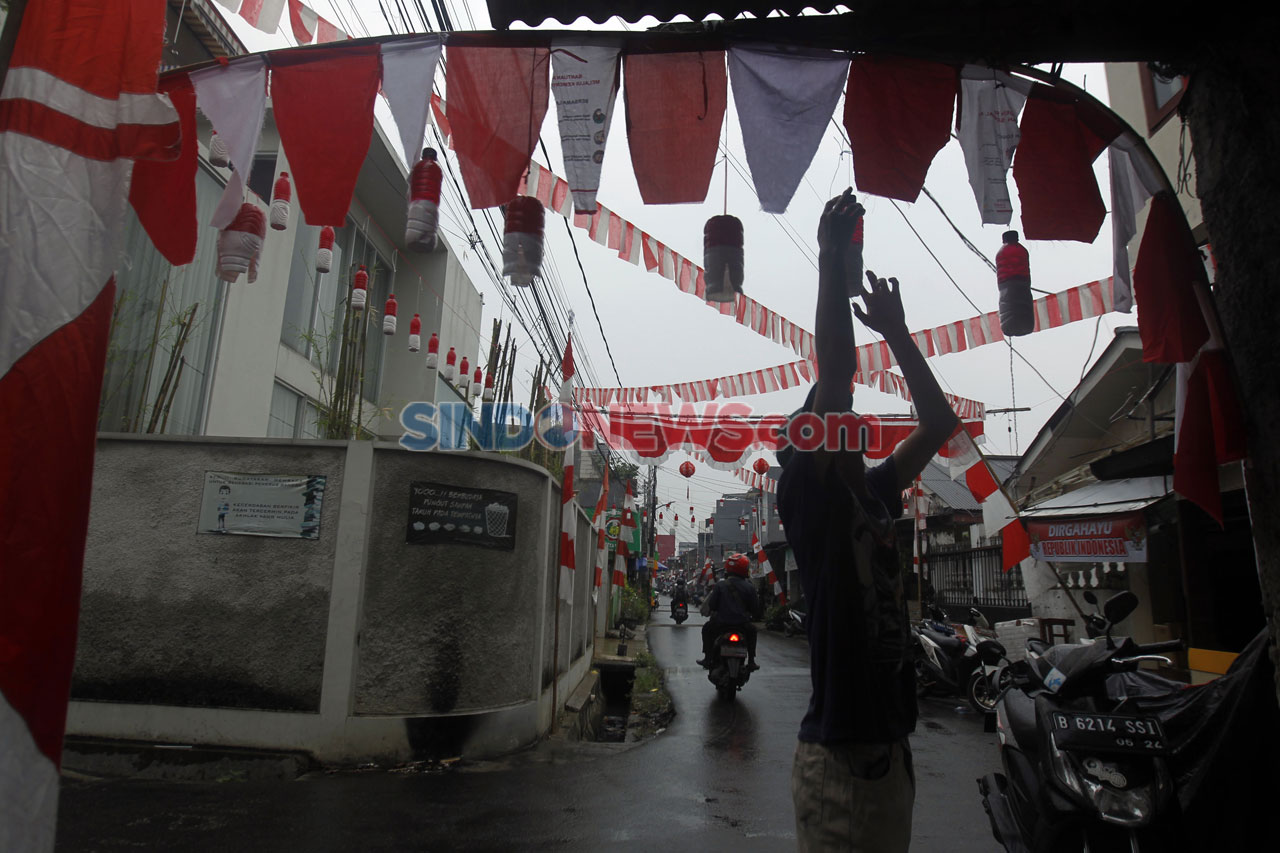 Dihelat Sederhana, Warga...