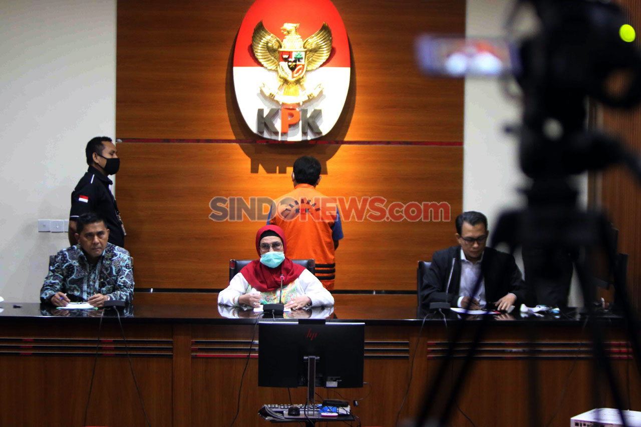 KPK Tahan Mantan Bupati...