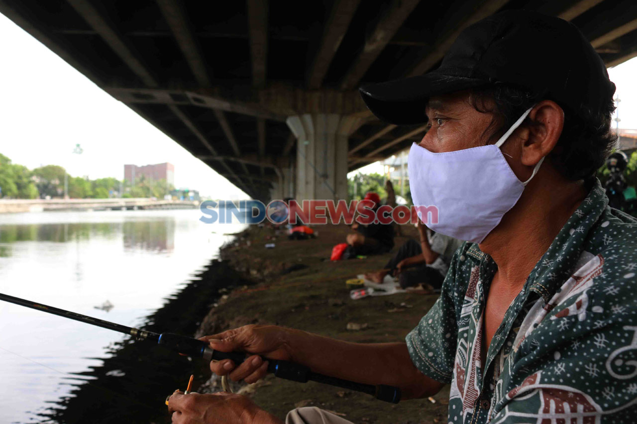 Mancing di Kali Ancol,...