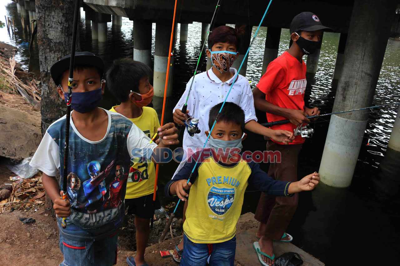 Mancing di Kali Ancol,...