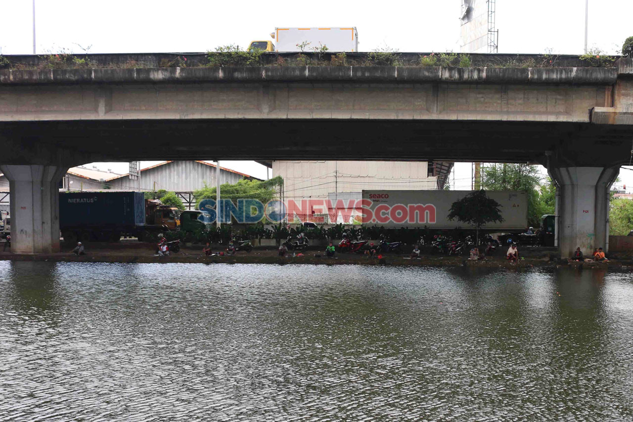 Mancing di Kali Ancol,...