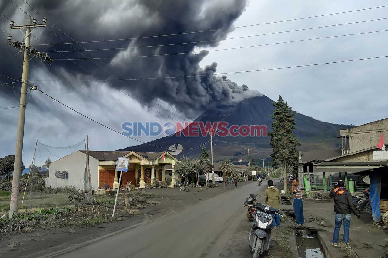 Gunung Sinabung Terus...