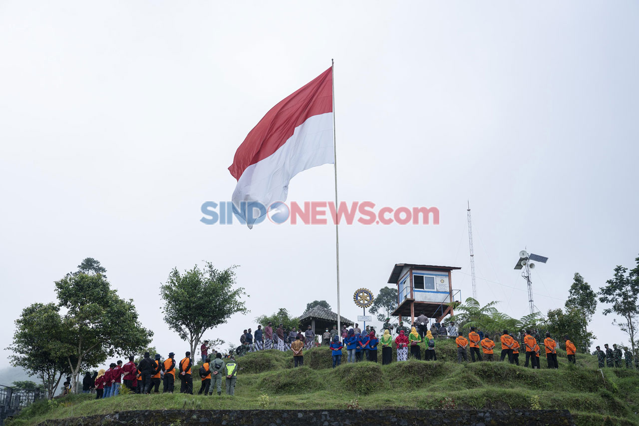 Pengibaran Bendera Merah...