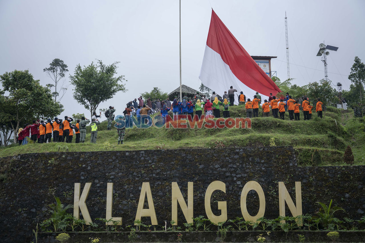 Pengibaran Bendera Merah...