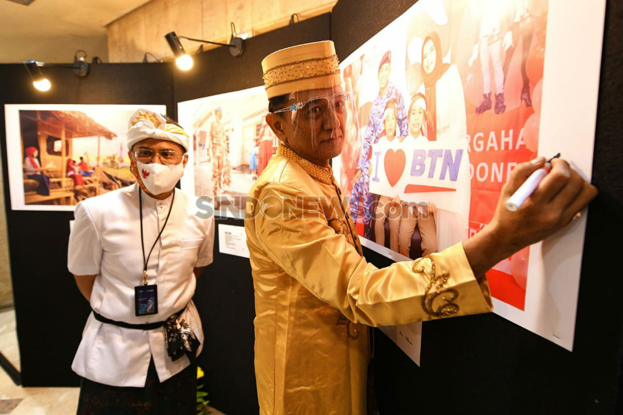 Kenakan Pakaian Daerah,...