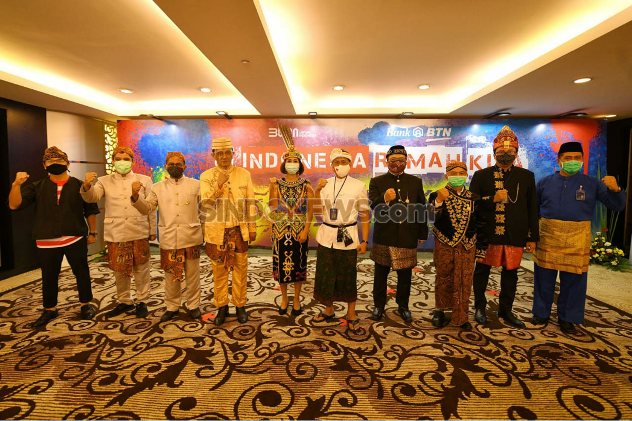 Kenakan Pakaian Daerah,...