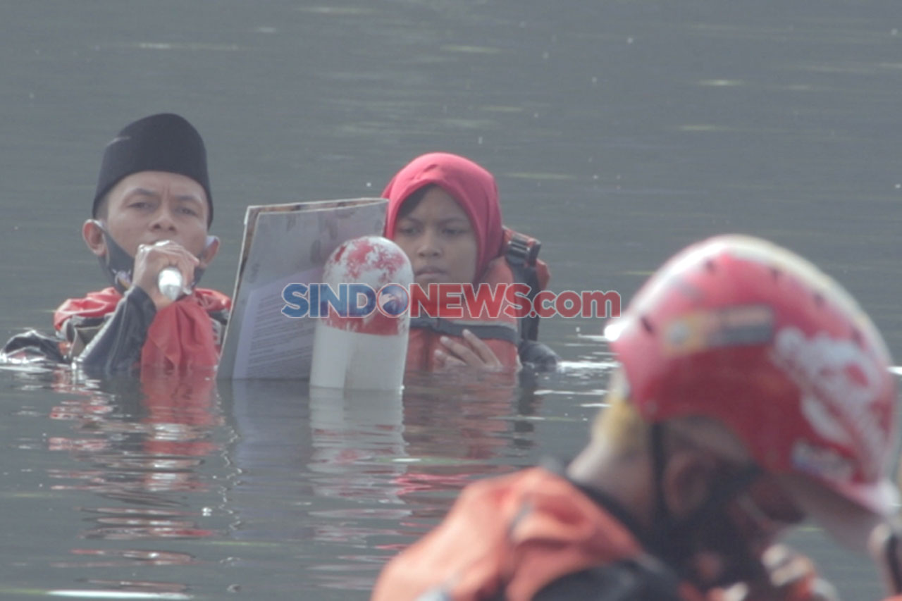 Upacara Mengapung HUT...