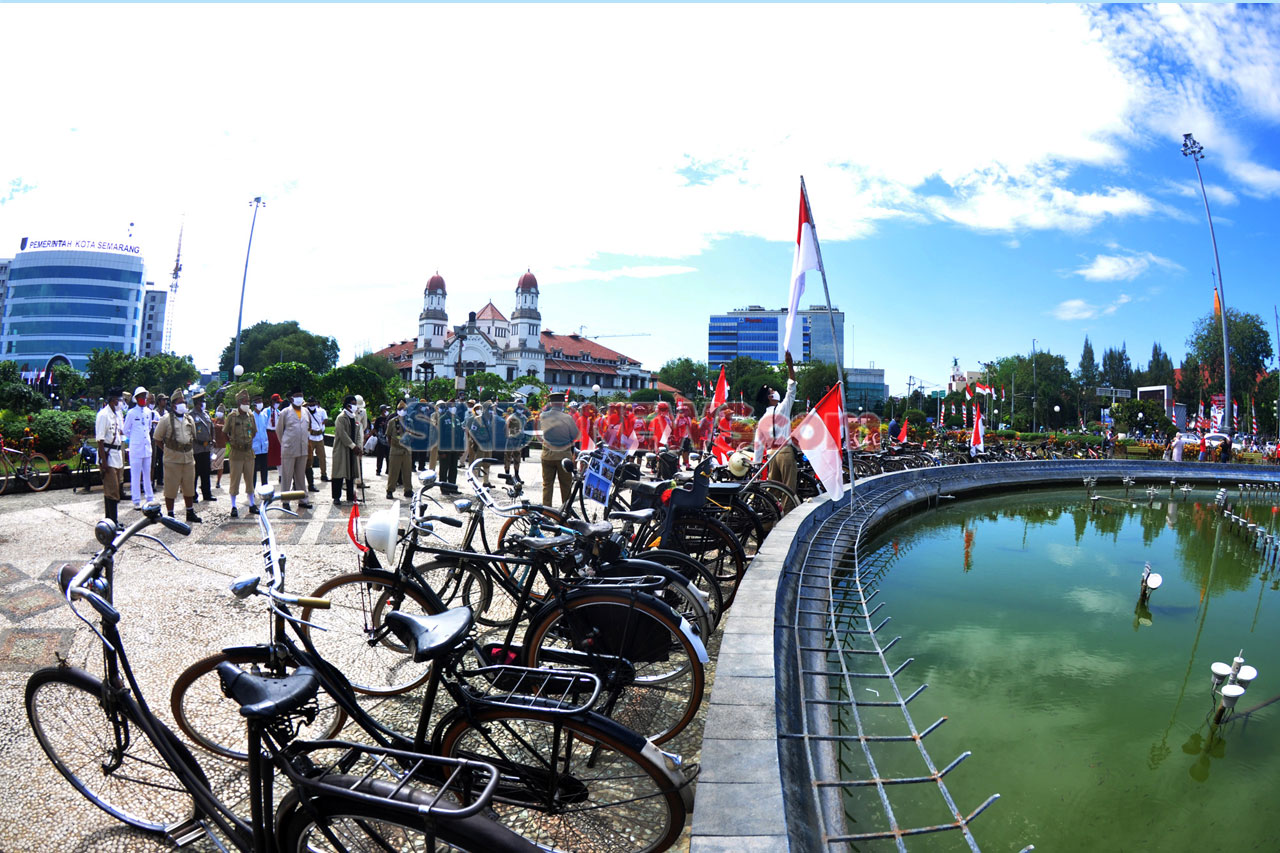 Puluhan Onthelis Semarang...