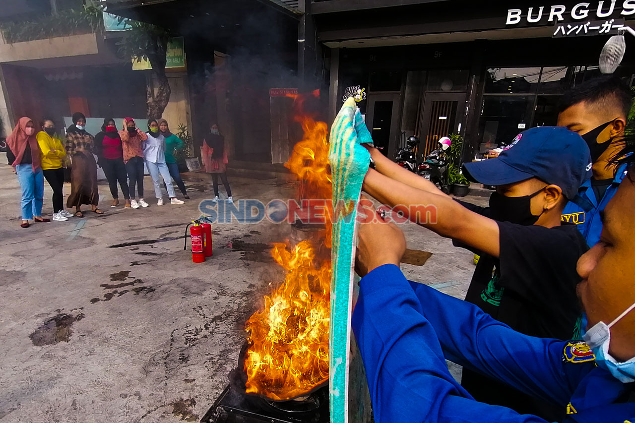 Damkar DKI Jakarta Gelar...