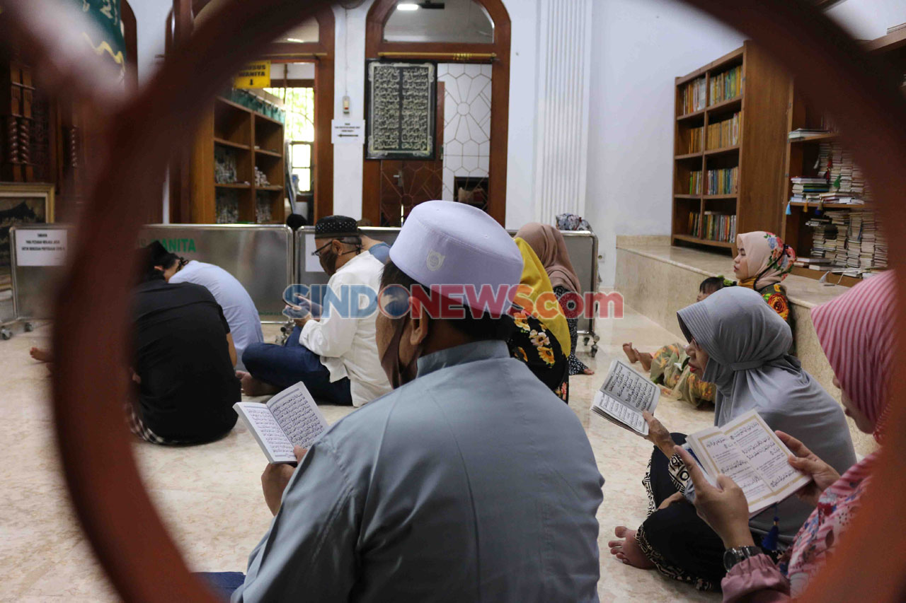 Peziarah Padati Makam...