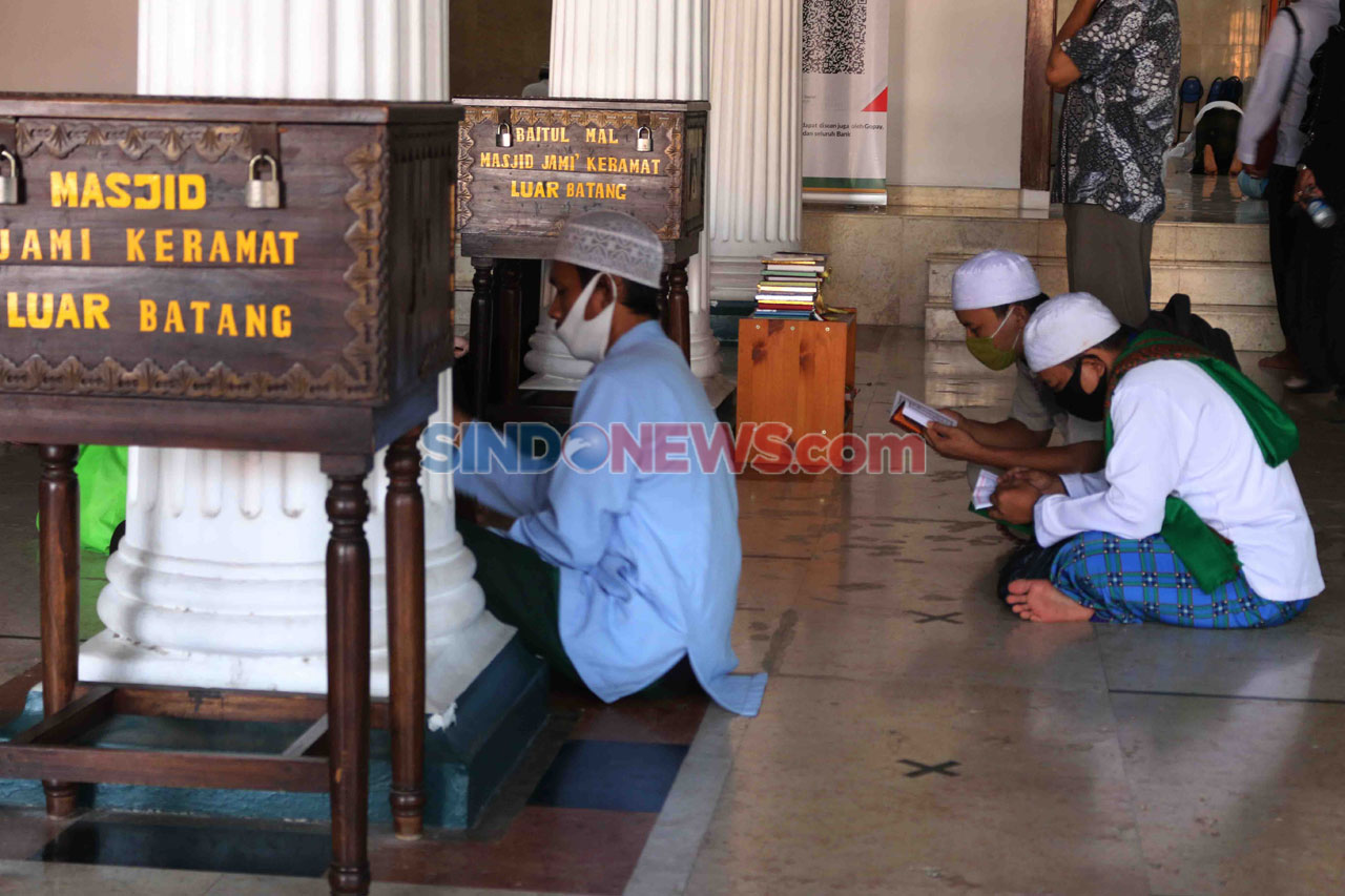 Peziarah Padati Makam...