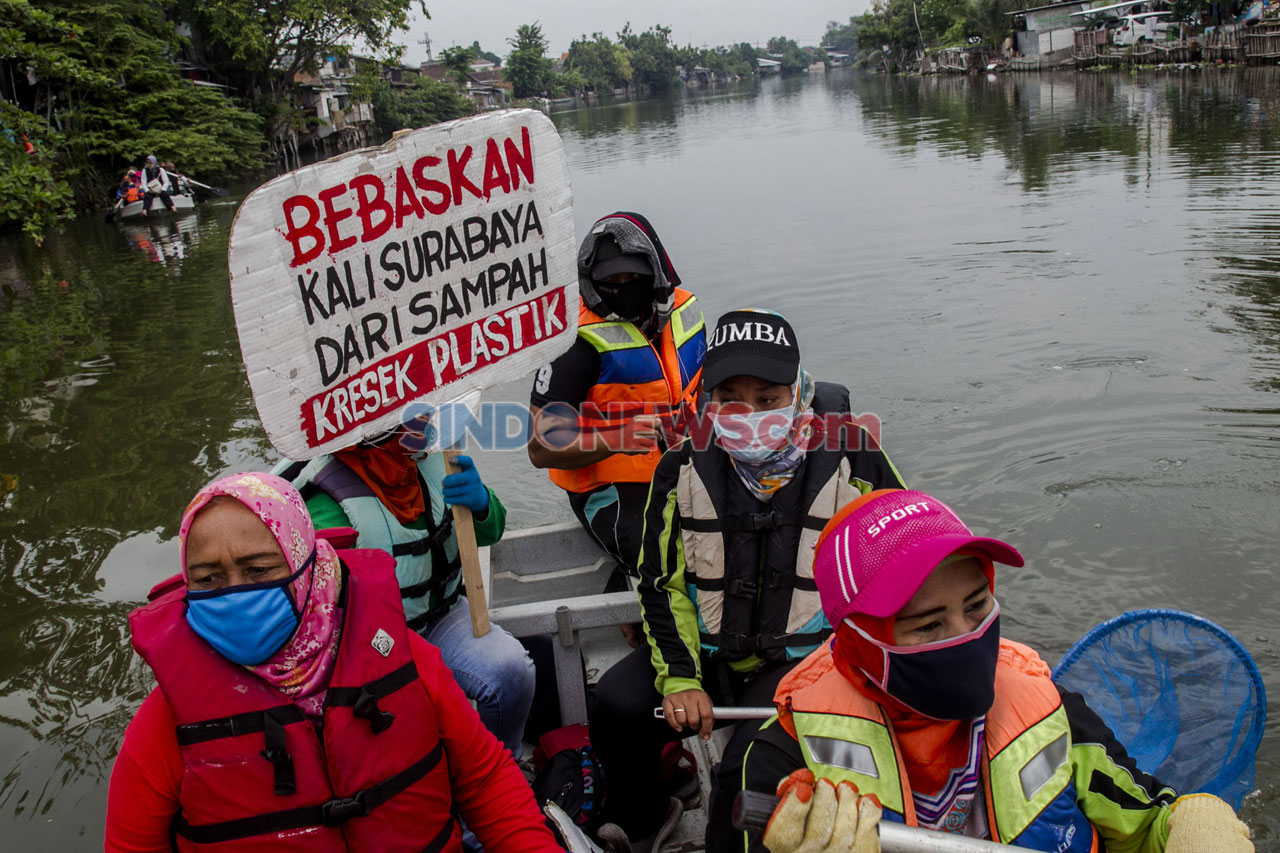 Cek Kualitas Air, Perempuan...