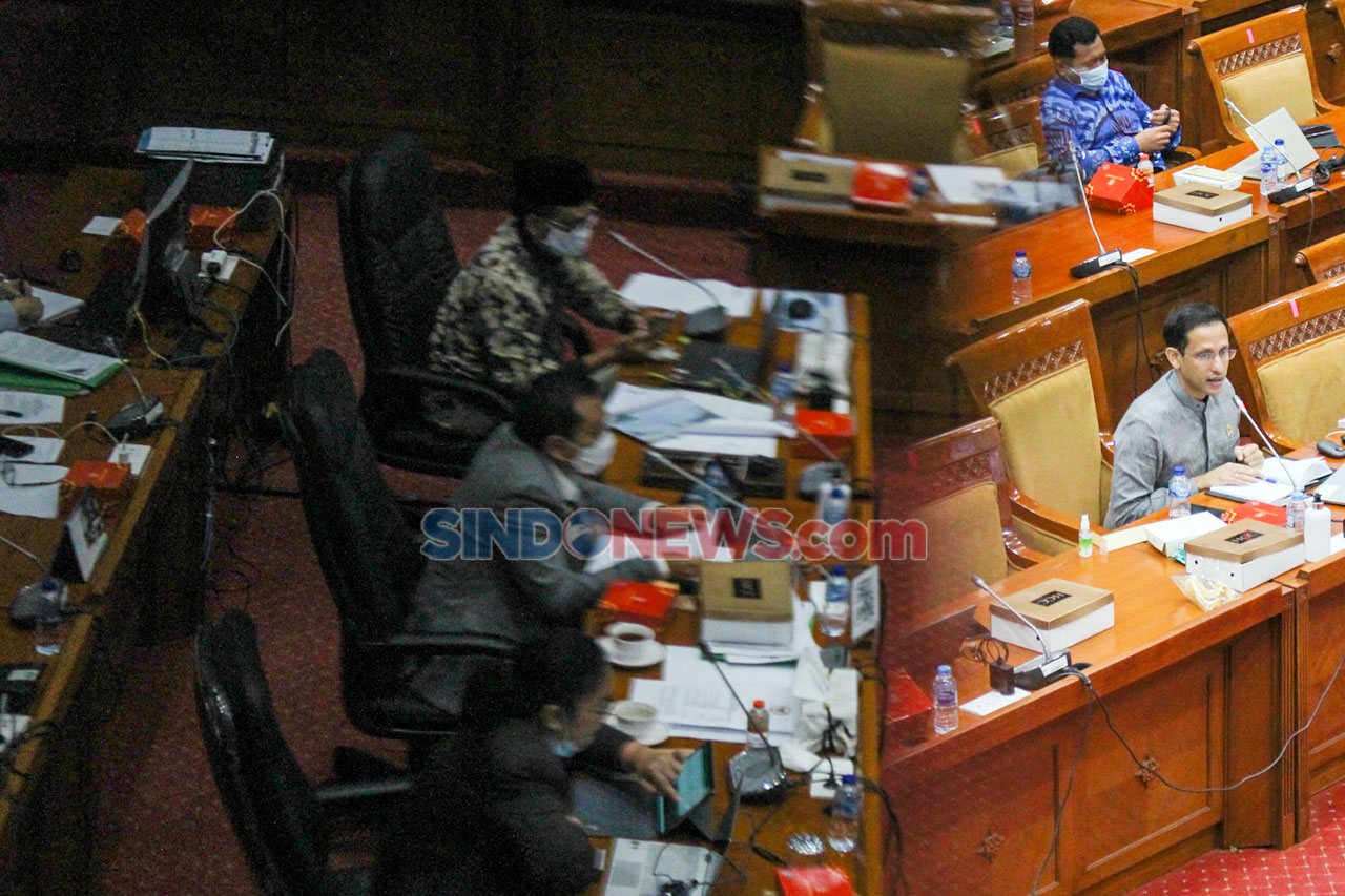 Komisi X Raker dengan...