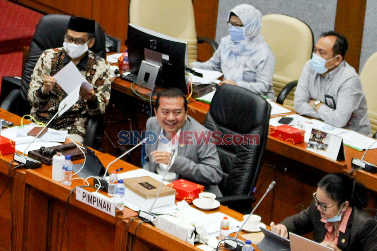 Komisi X Raker dengan...