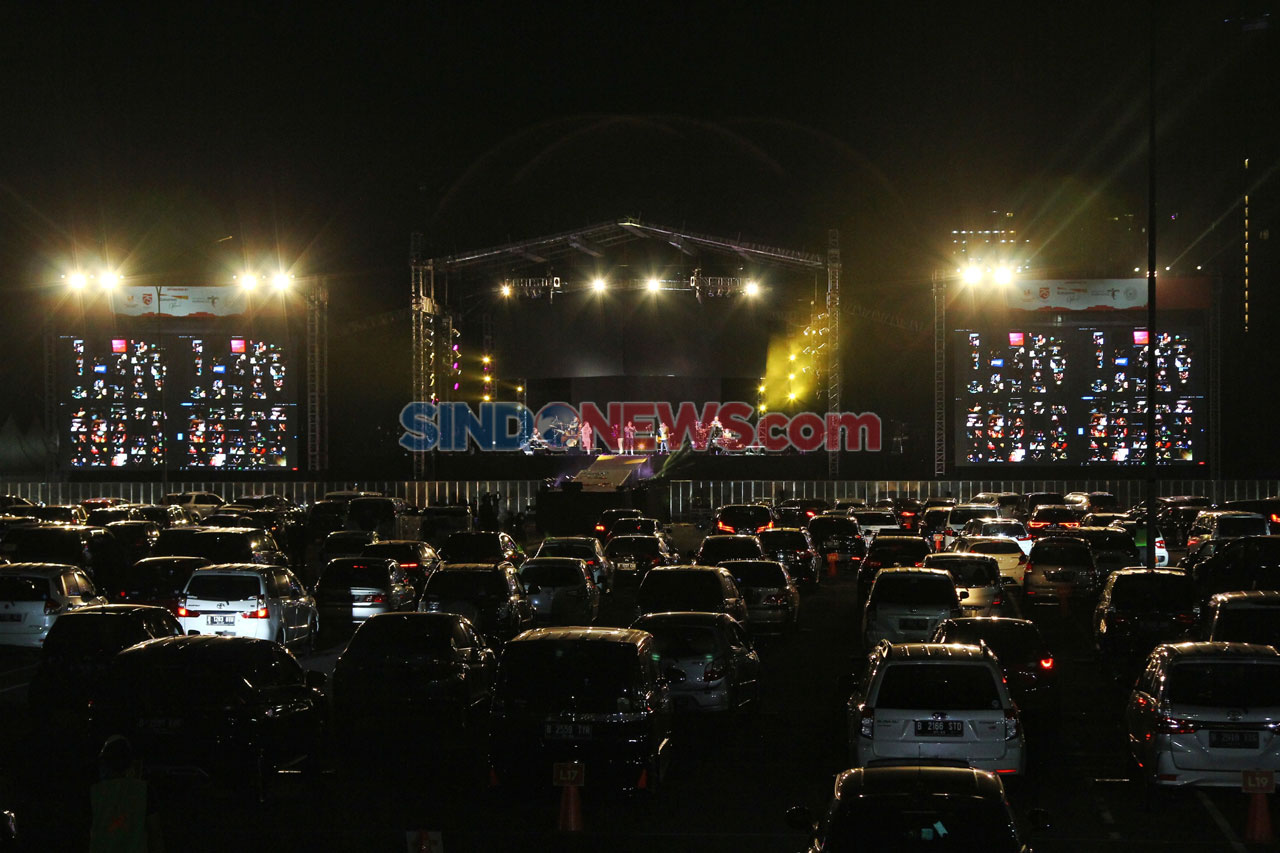 Menikmati Konser Drive-in...