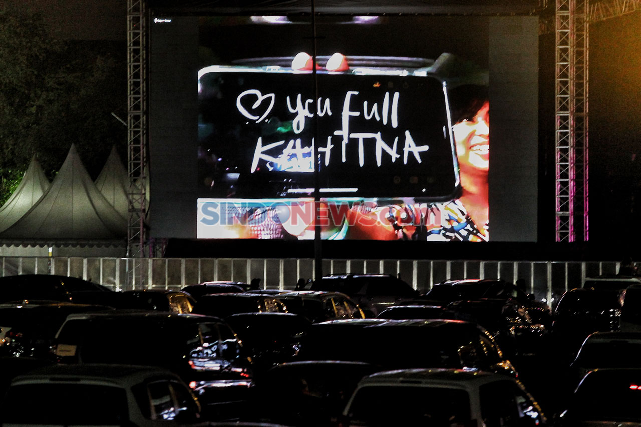 Menikmati Konser Drive-in...