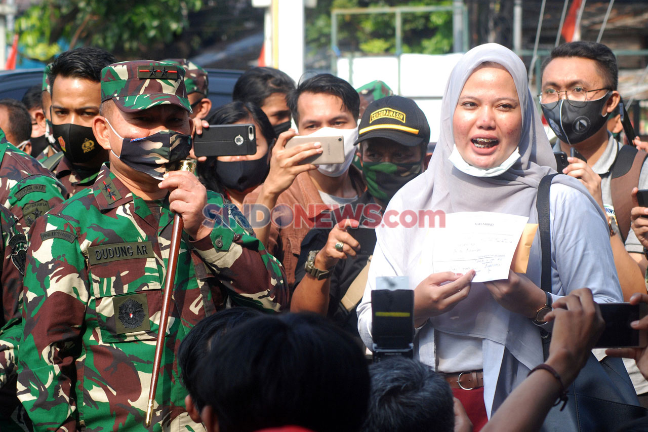 TNI Serahkan Ganti Rugi...