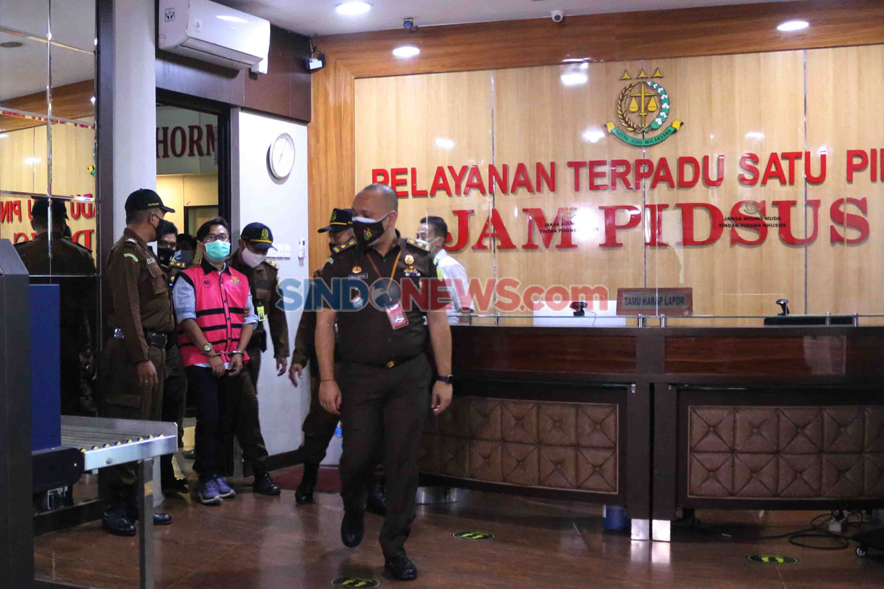 Kejaksaan Agung Tahan...