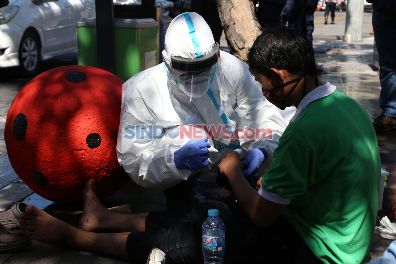 Pakai Hazmat, Tim Medis...