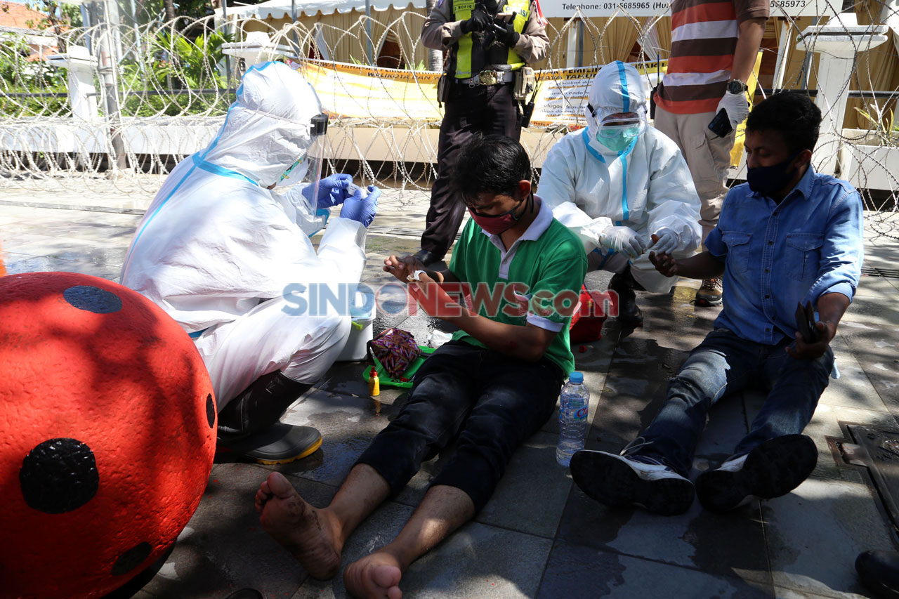 Pakai Hazmat, Tim Medis...
