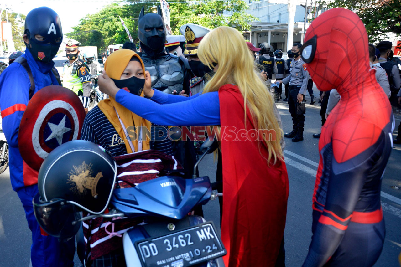 Super Hero Bagikan Masker...