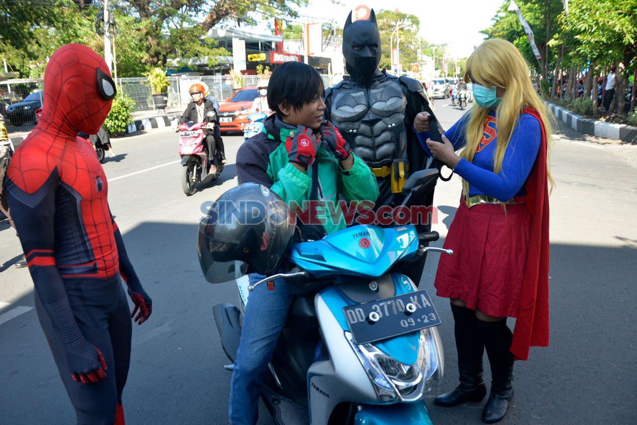 Super Hero Bagikan Masker...