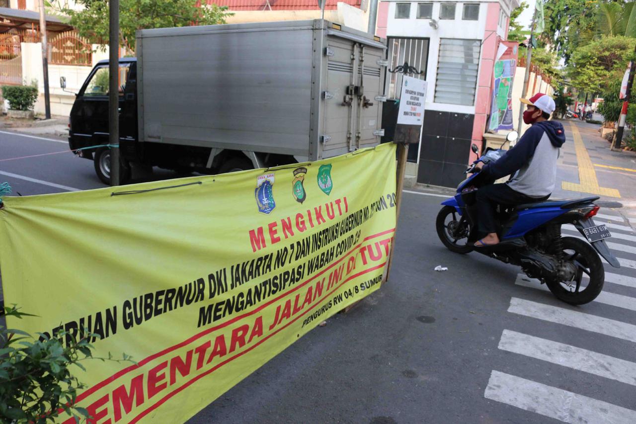 Warga Kemayoran Batasi...