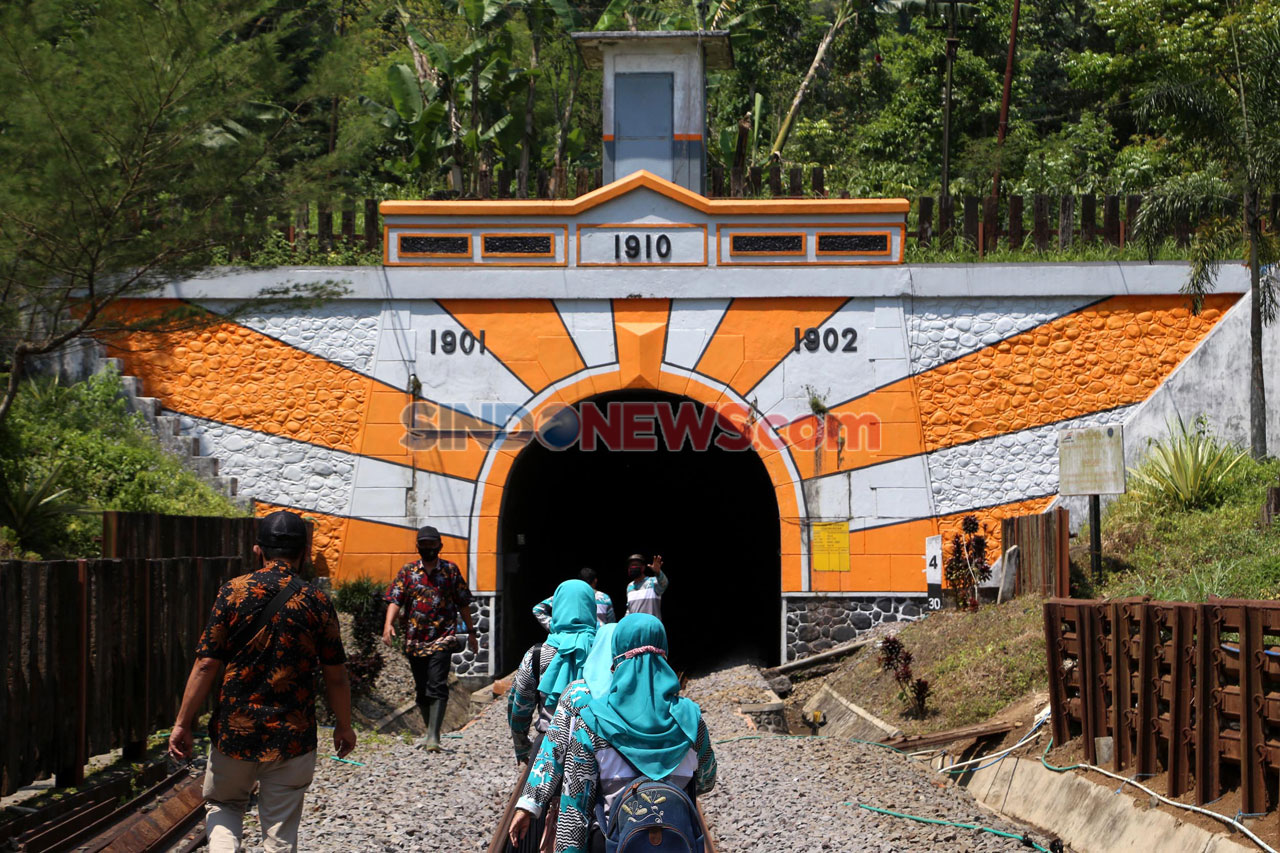 Menyusuri Terowongan...
