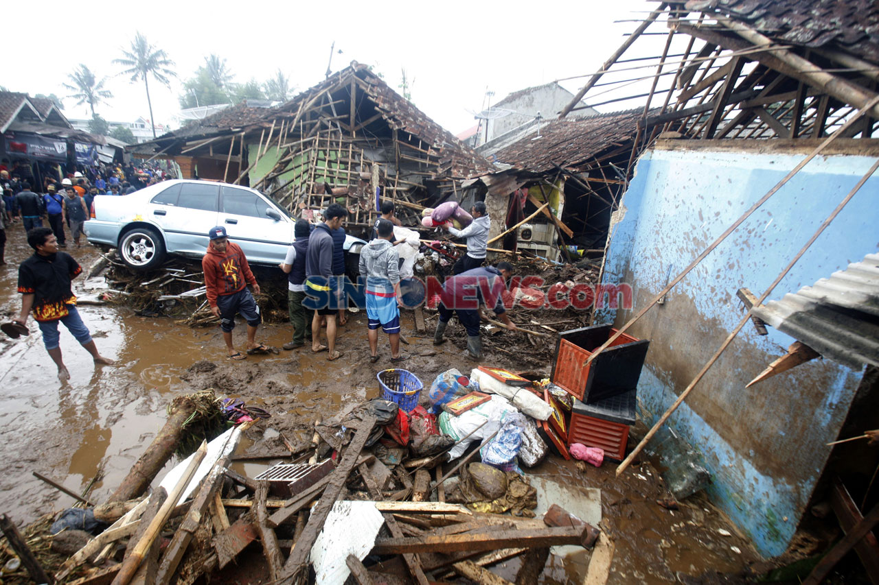 Luluh Lantak, Banjir...