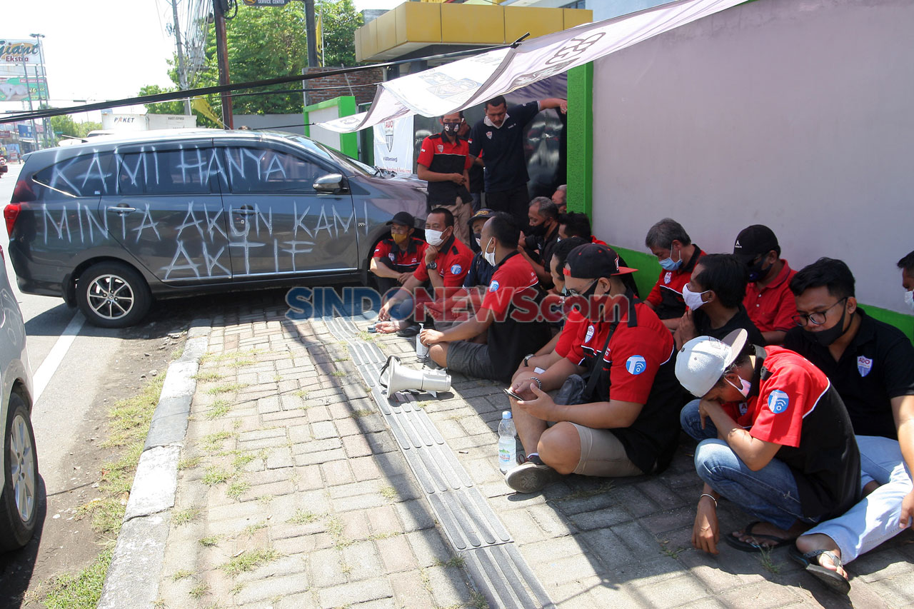 Pengemudi Taksi Online...