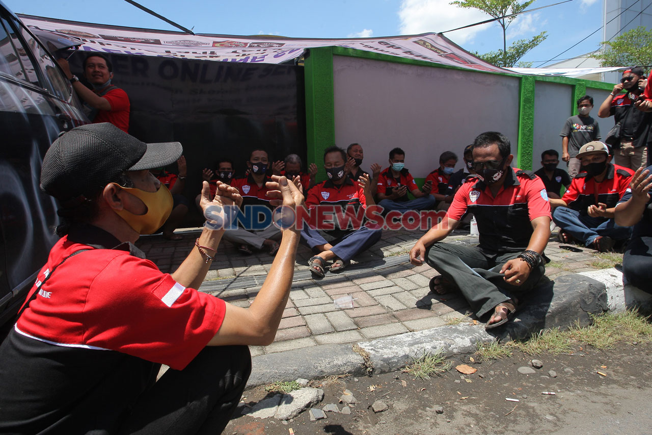 Pengemudi Taksi Online...