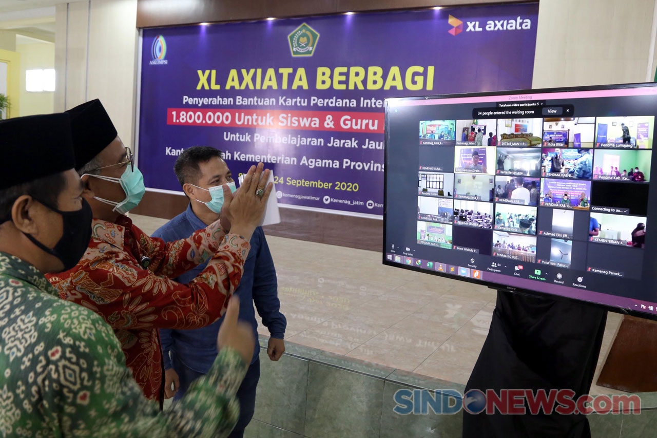 XL Axiata Serahkan Bantuan...