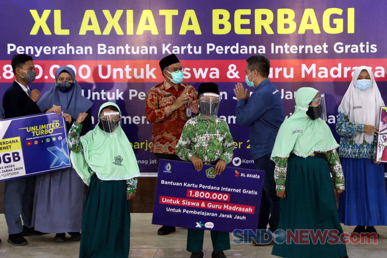 XL Axiata Serahkan Bantuan...