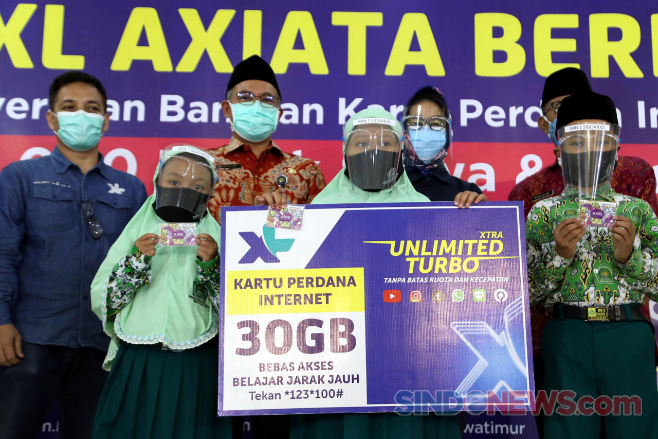 XL Axiata Serahkan Bantuan...
