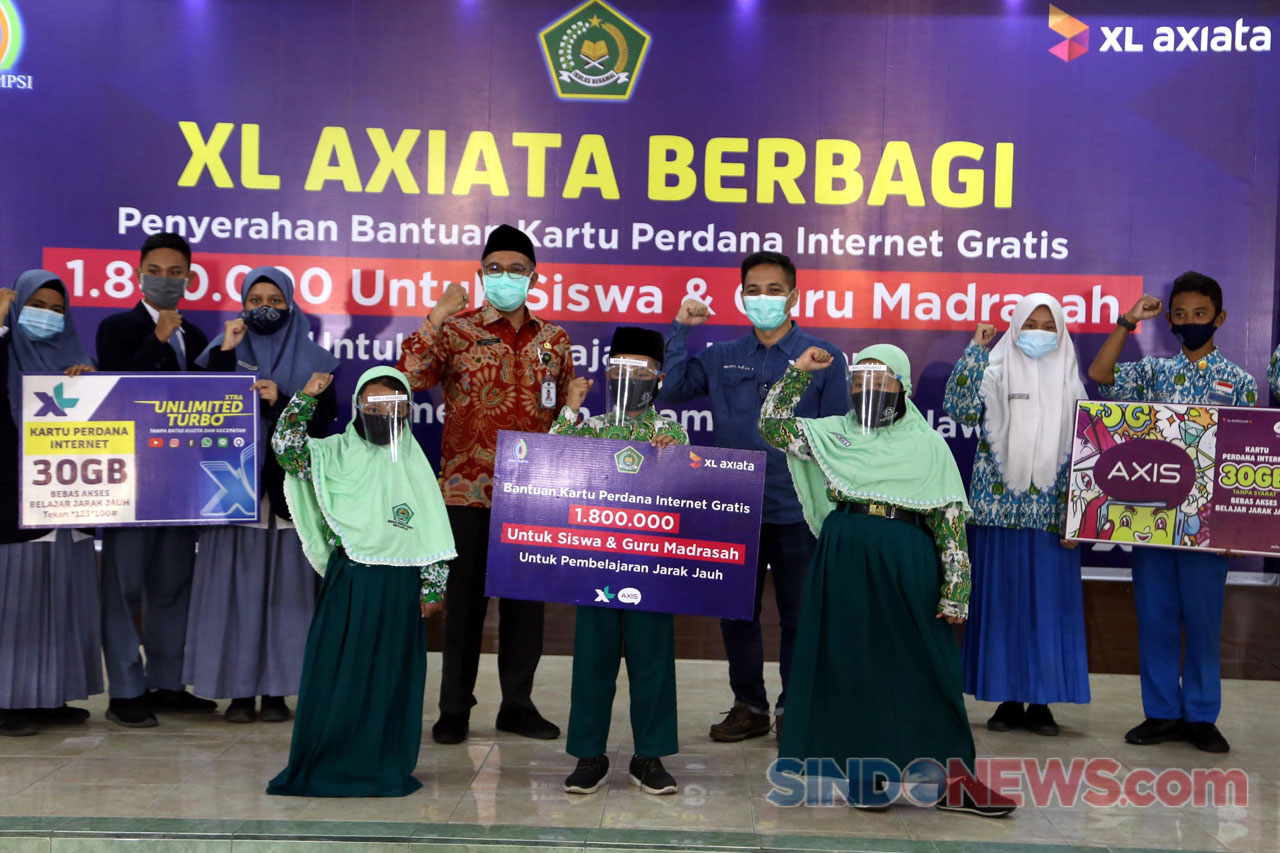 XL Axiata Serahkan Bantuan...
