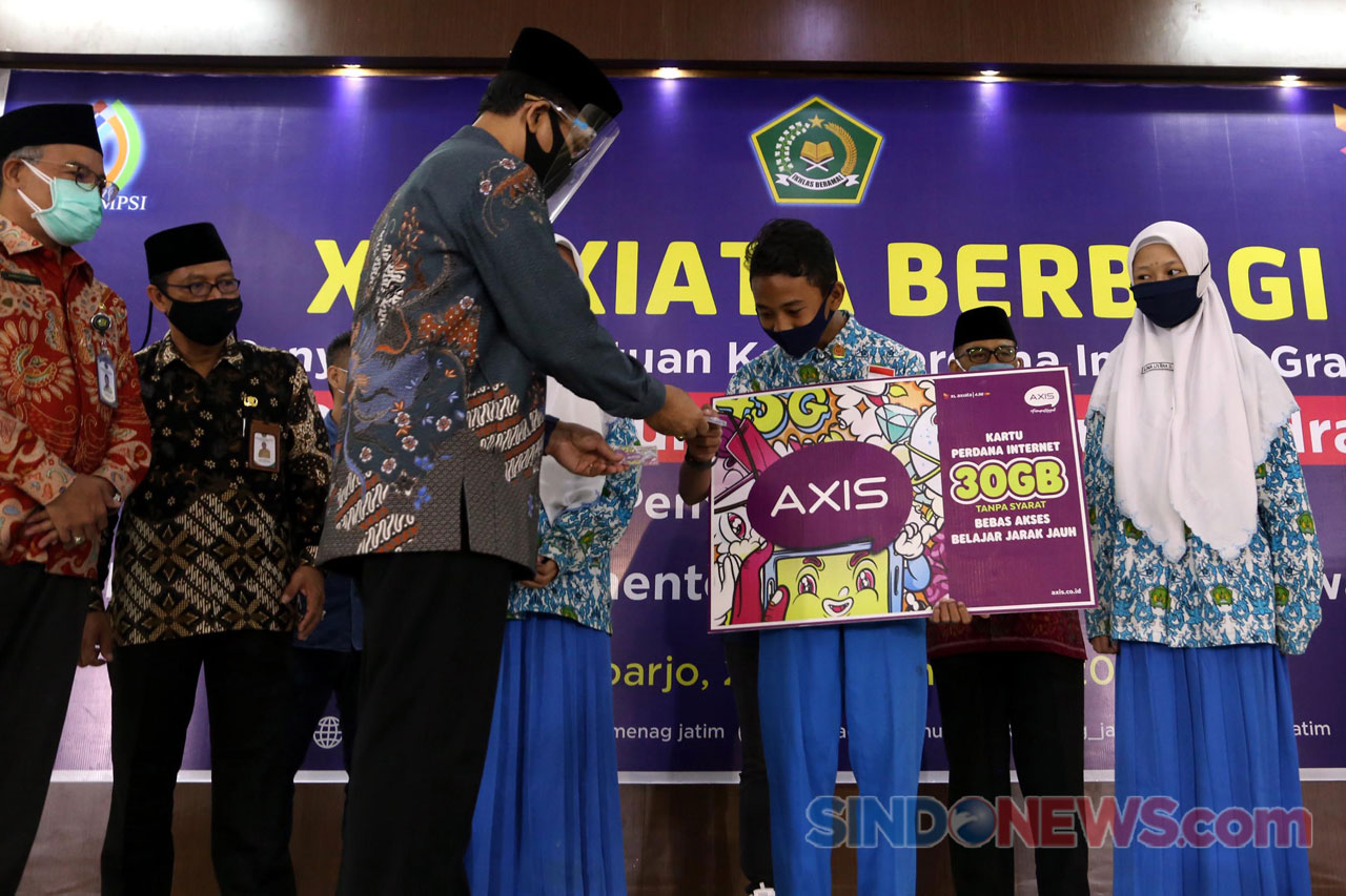 XL Axiata Serahkan Bantuan...