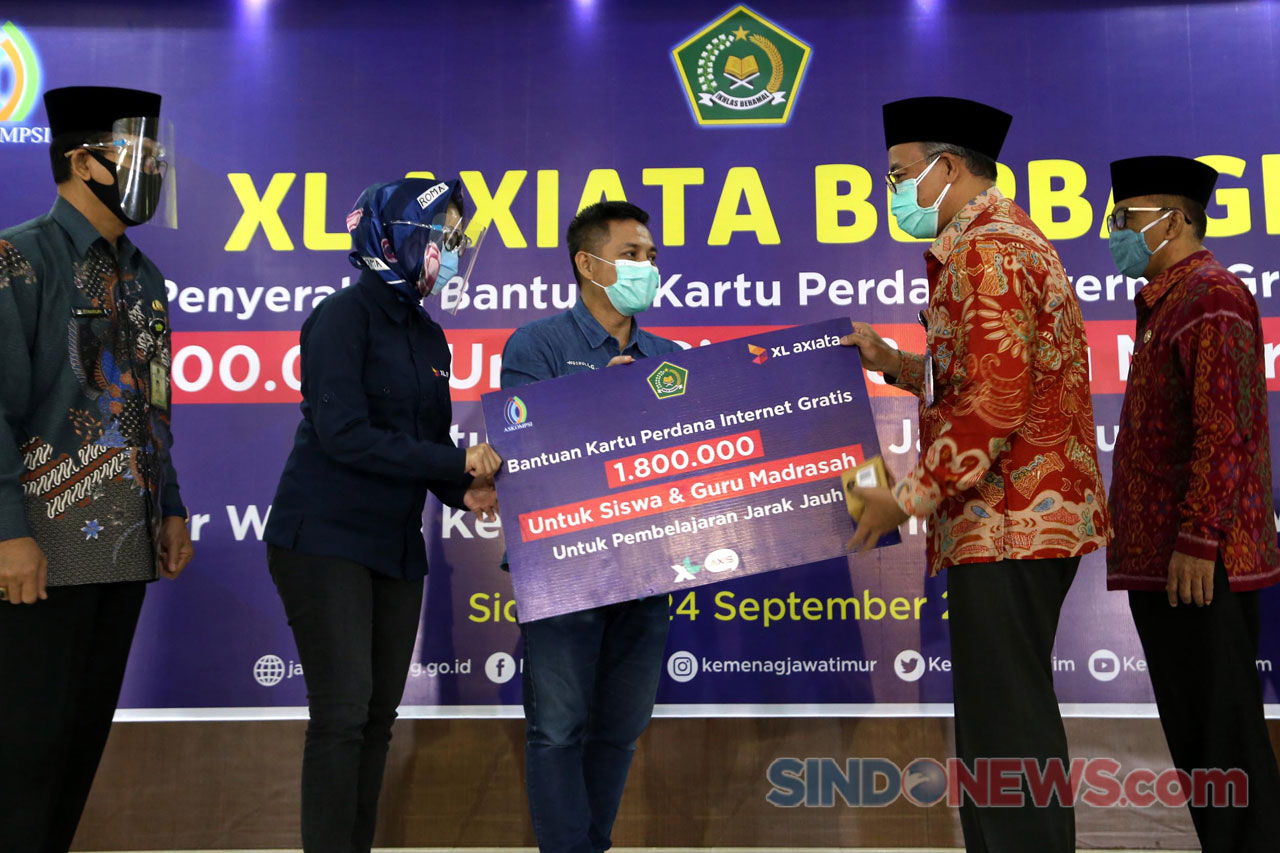 XL Axiata Serahkan Bantuan...