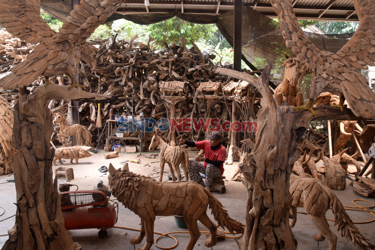 Patung-Patung Akar Kayu...