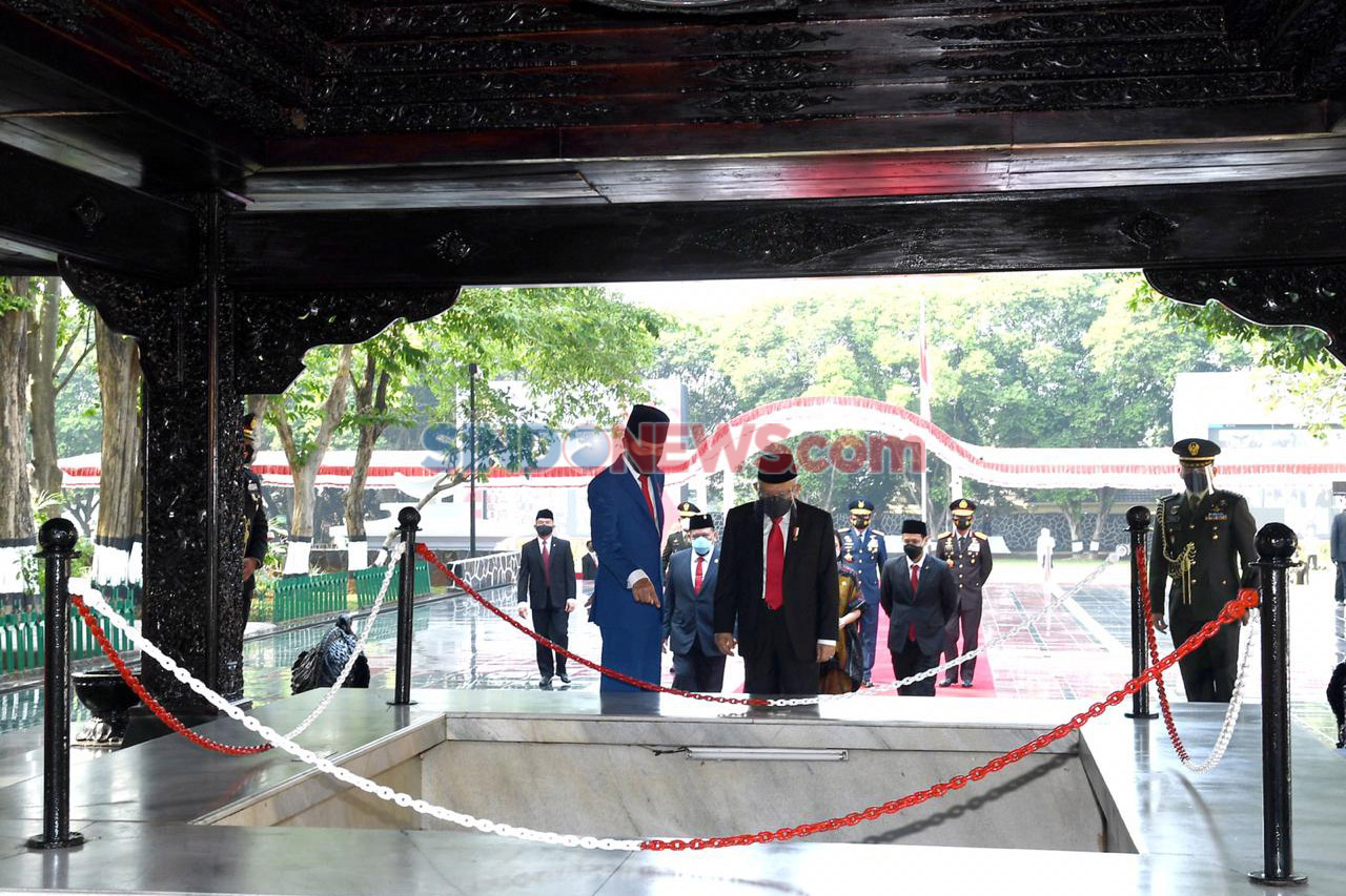 Presiden Pimpin Upacara...