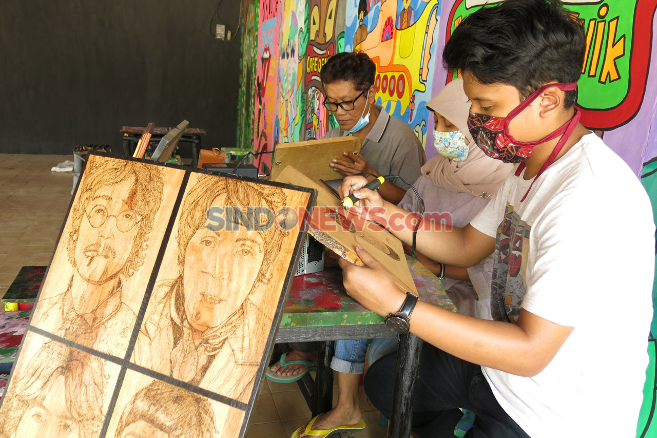 Lukis Bakar Rumah Oenik...