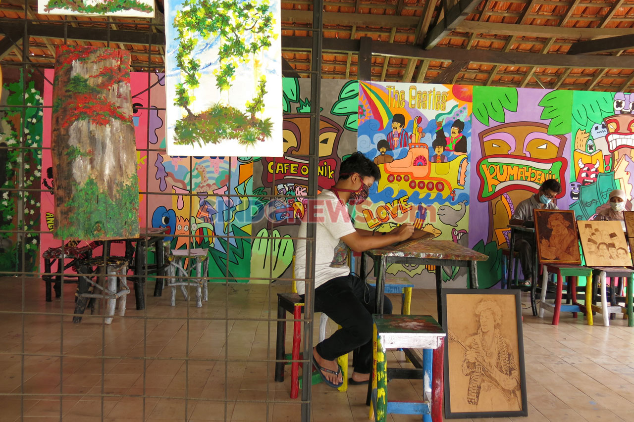 Lukis Bakar Rumah Oenik...