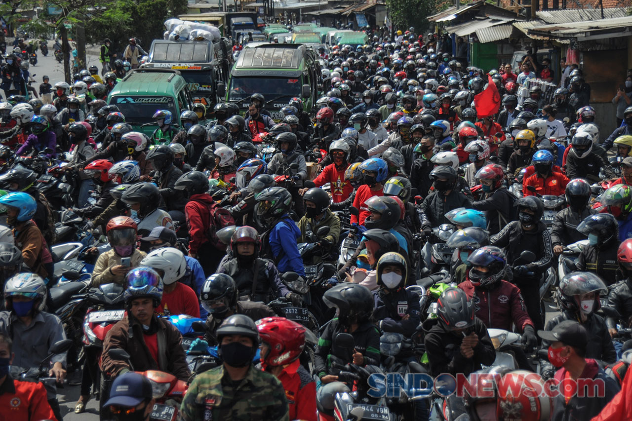 Aksi Buruh Blokir Jalan...