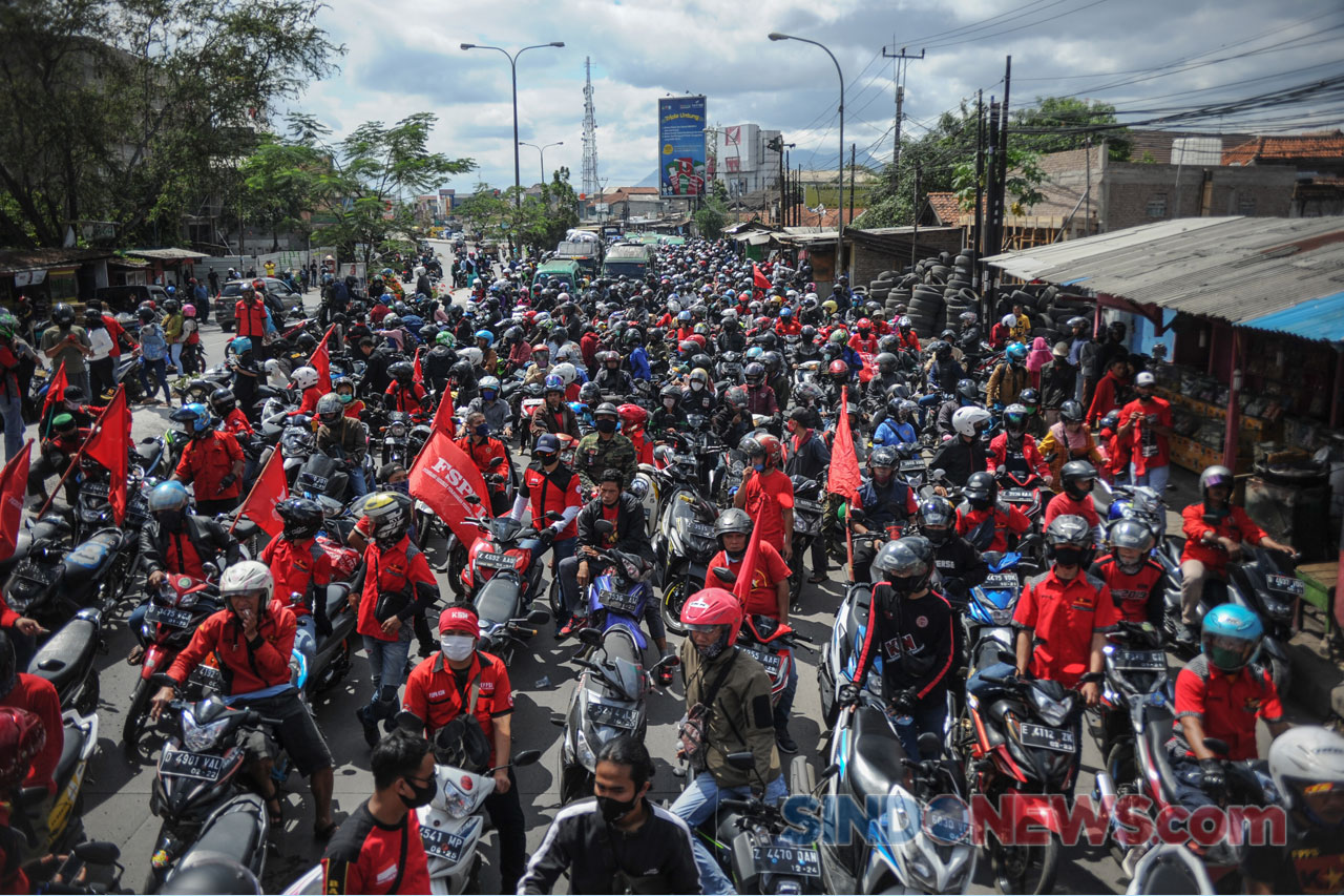 Aksi Buruh Blokir Jalan...