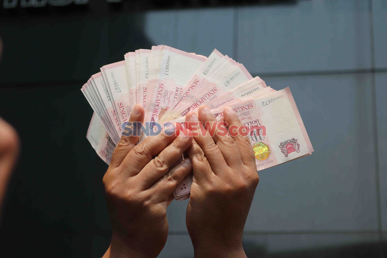 MAKI Serahkan Uang 100.000...
