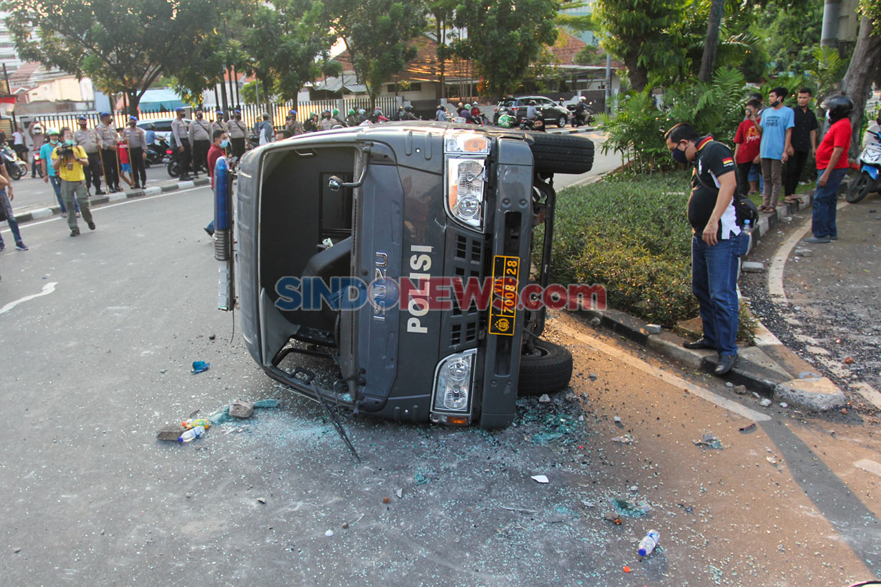 Massa Aksi Tolak Omnibus...